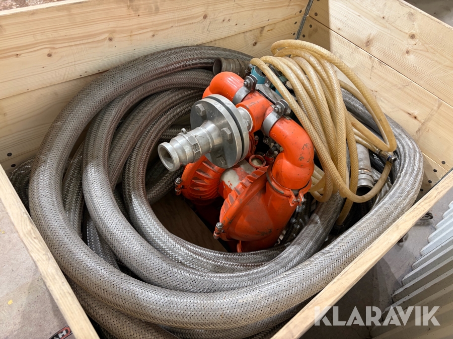 Tryckluftsdriven vattenpump Wilden M8 med tillhörande slang och sugrör