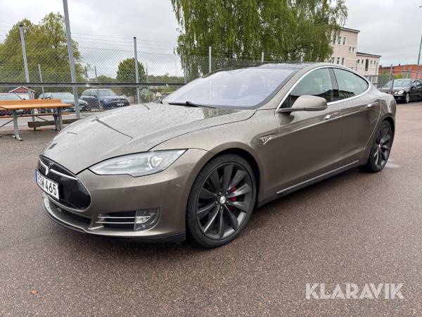 Tesla Model S free supercharge