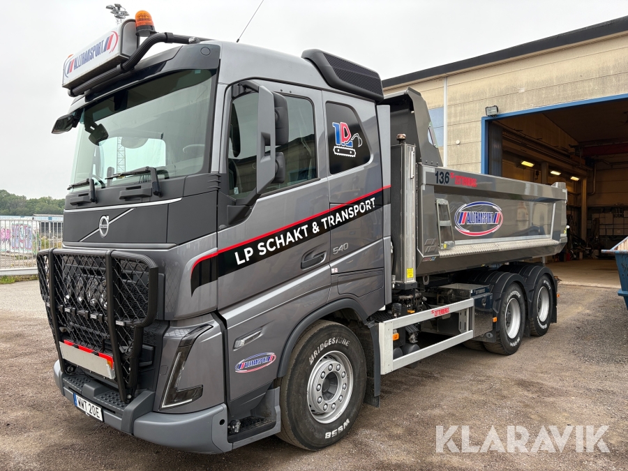 Dragbil Volvo FH 12 540 med tippflak och maskintrailer 