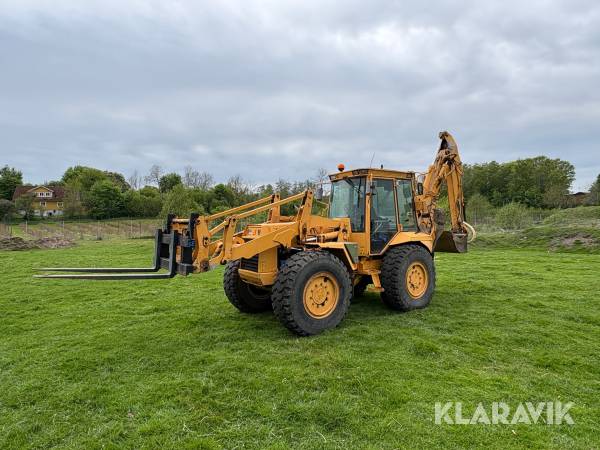 Grävlastare Hydrema 908 med gafflar  och flera redskap