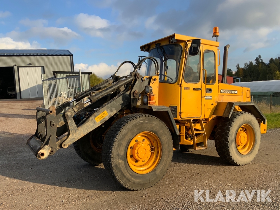 Hjullastare Volvo BM L30 med gafflar och planerskopa