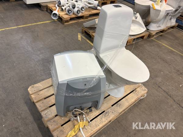 Toalett med varmvattenberedare