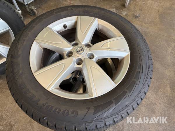 Vinterhjul utan dubb Goodyear/ Pirelli 235/60 R17 4 st