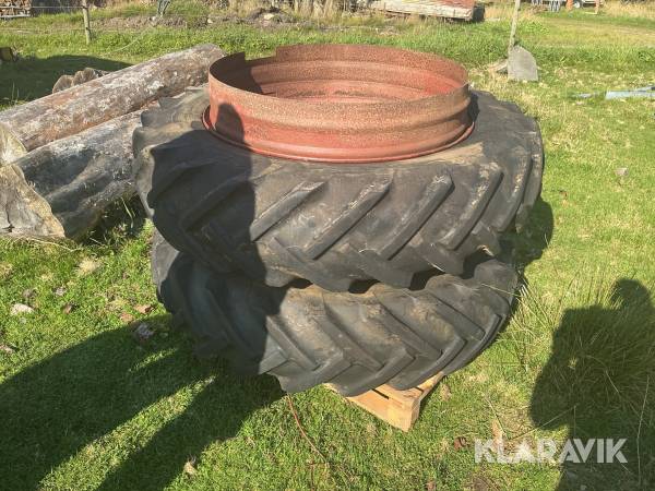 Dubbelmontage Goodyear 13.6-36 med distanseringar och spännare 2st