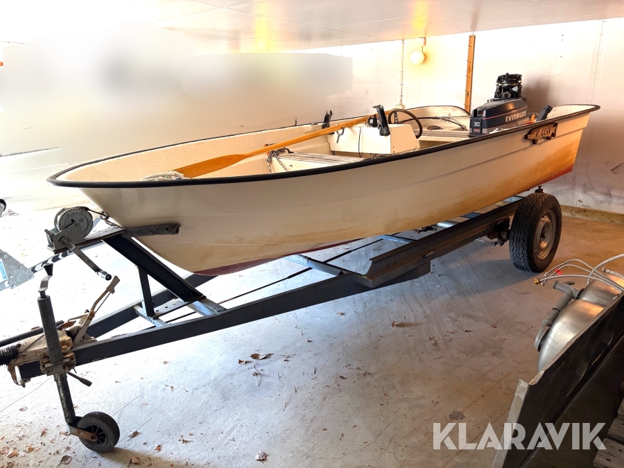 Motorbåt med motor och vagn