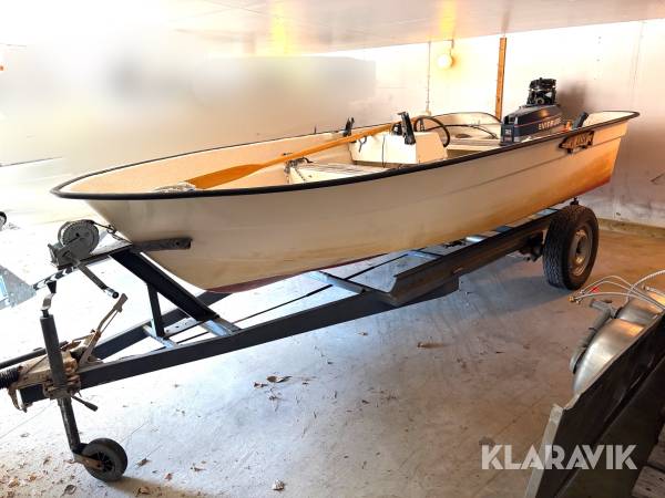 Motorbåt med motor och vagn