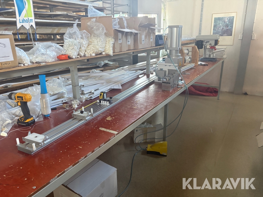 Rigg, Stansmaskin samt borrmaskin för tillverkning av plissegardiner