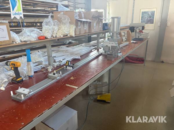 Rigg, Stansmaskin samt borrmaskin för tillverkning av plissegardiner