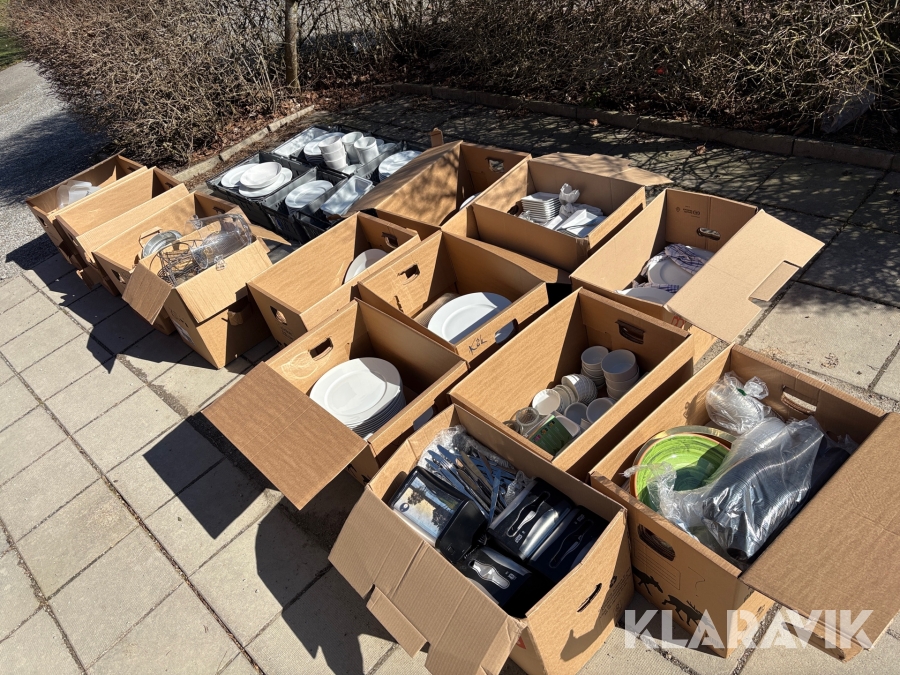 Parti med kökstillbehör, tallrikar, skålar, bestick, fat etc