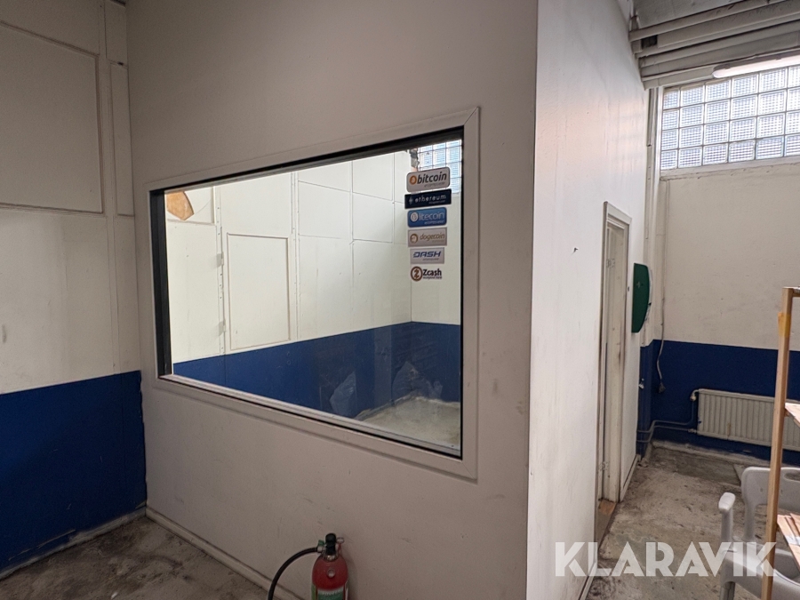 Väggparti med dörr och fönster