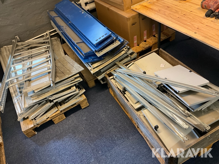 Omklädningsskåp och hylldelar