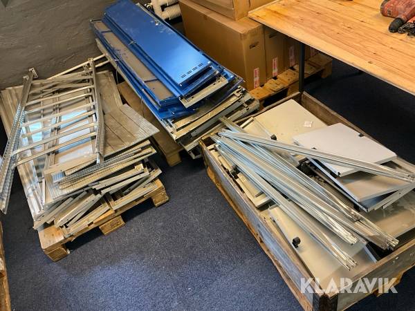 Omklädningsskåp och hylldelar