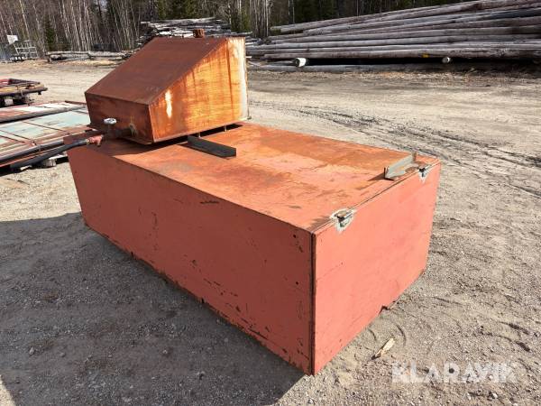 Hydraultank med förrådsutrymme