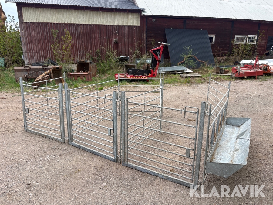 Fårgrind med fodergrind och foderbord.