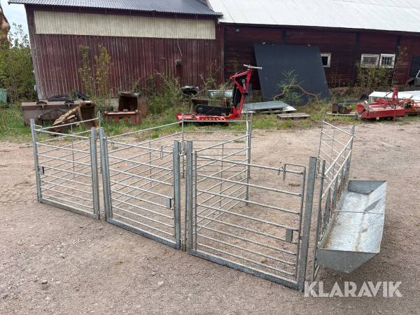 Fårgrind med fodergrind och foderbord.