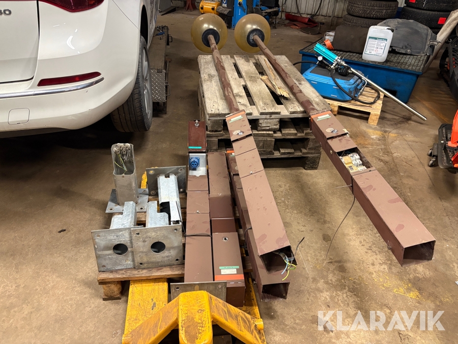 Belysningsstolpar med elstolpar och förankringar