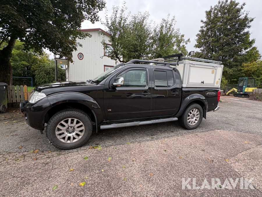 Pickup Nissan Navara D40 med hundkåpa