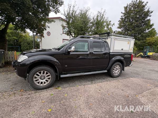 Pickup Nissan Navara D40 med hundkåpa