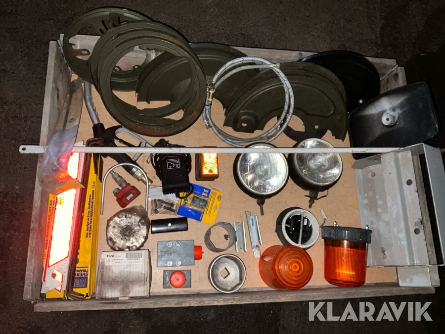 Pall med diverse tillbehör för tunga fordon