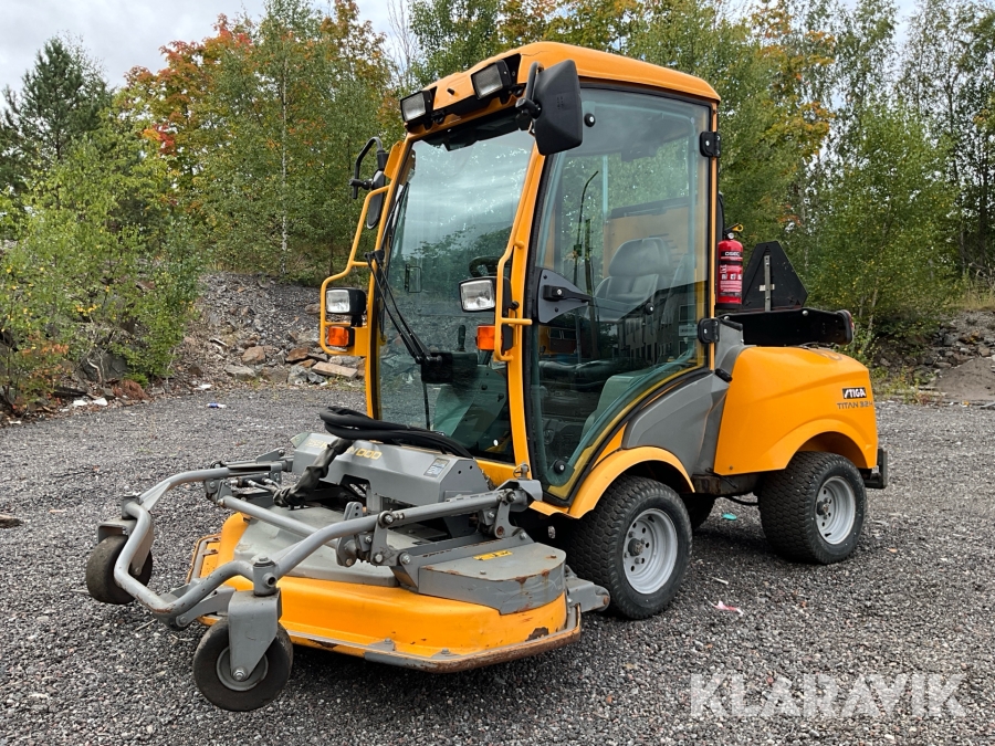 Redskapsbärare Stiga Titan 32H med vikplog sandspridare klippdäck