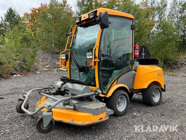 Redskapsbärare Stiga Titan 32H med vikplog sandspridare klippdäck