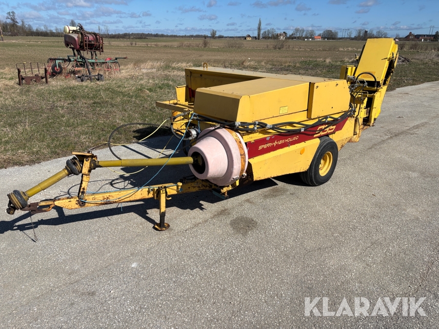 Småbalspess New Holland 935 med balkastare
