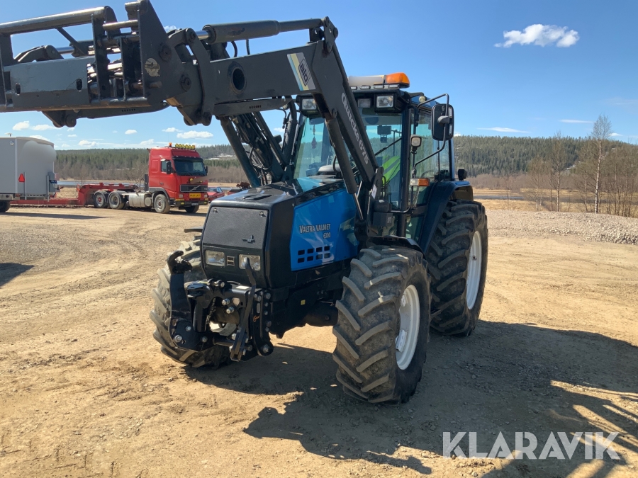 Traktor Valtra Valmet 6300 med frontlastare och frontlyft