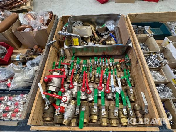 Parti med kulventiler Ahlsell