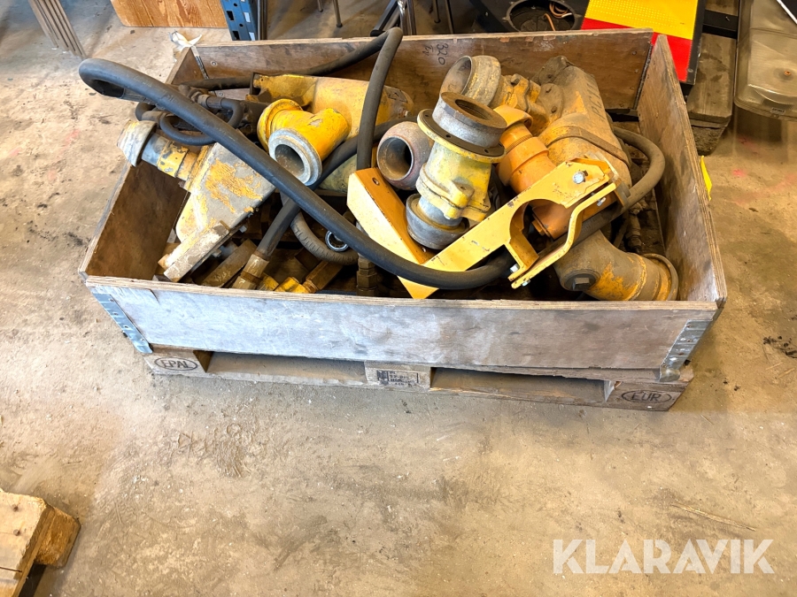 Pall med diverse delar till hydraulisk vattenpump J-C-E