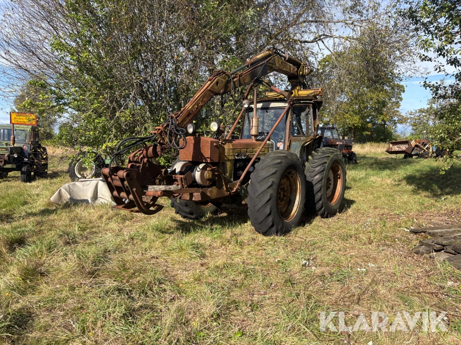 Traktor Ford County Super 4 med takmonterad kran
