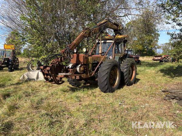 Traktor Ford County Super 4 med takmonterad kran