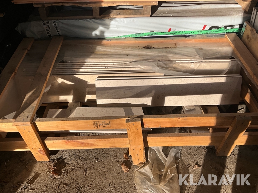 Parti med fönsterbänkar sten