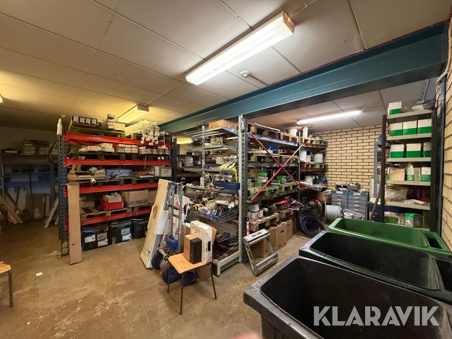 Stort parti från ett lager tillhörande Elektriker