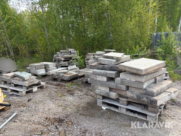 Parti med diverse stenmaterial/kalkstensplattor