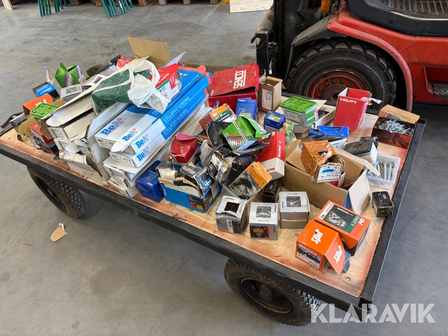 Bland pall med spik/skruv