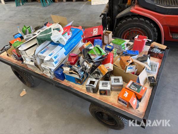 Bland pall med spik/skruv