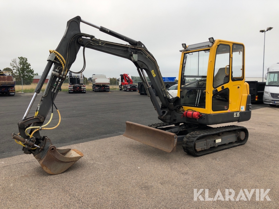 Bandgrävmaskin Volvo EC35 med flera redskap