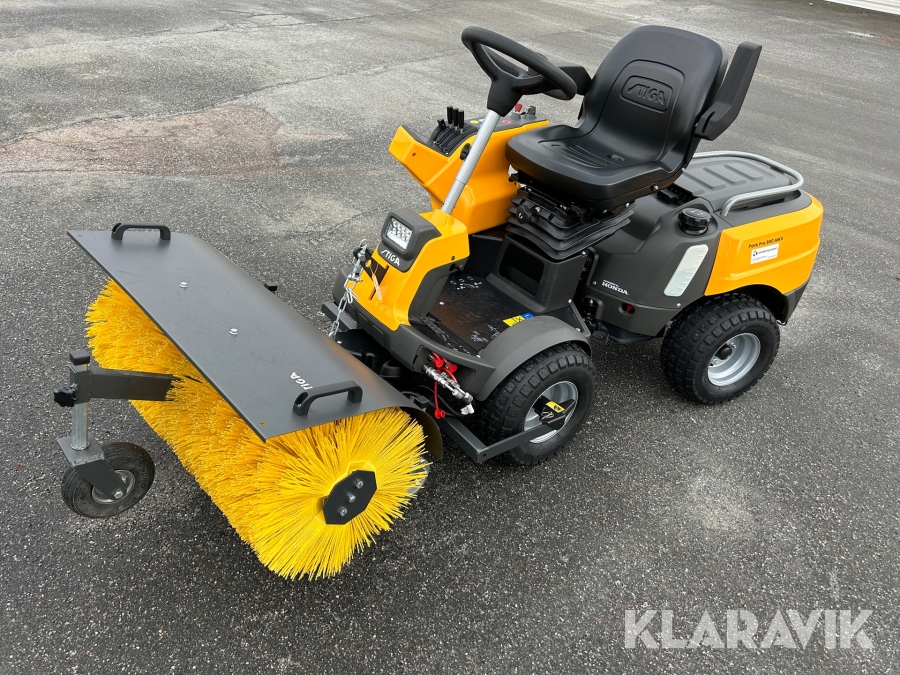 Gräsklippare / redskapsbärare Stiga Park Pro 900 AWX med sopaggregat, klippdäck, räfsa & skyffeljärn