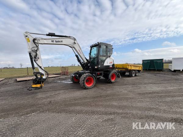 Grävmaskin Bobcat E55W med vagn och skopor