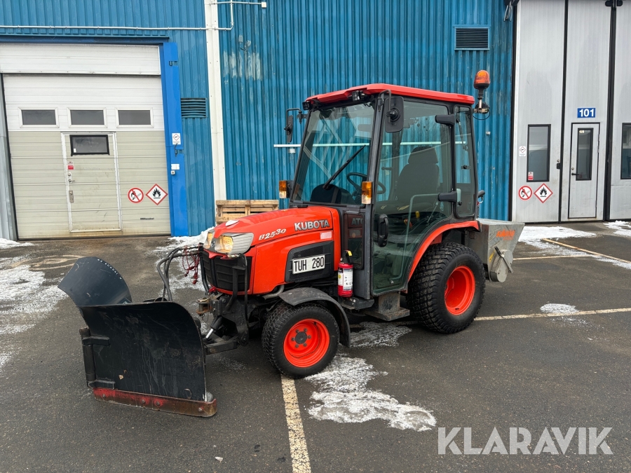 Redskapsbärare Kubota B2530 med vikplog och sandspridare