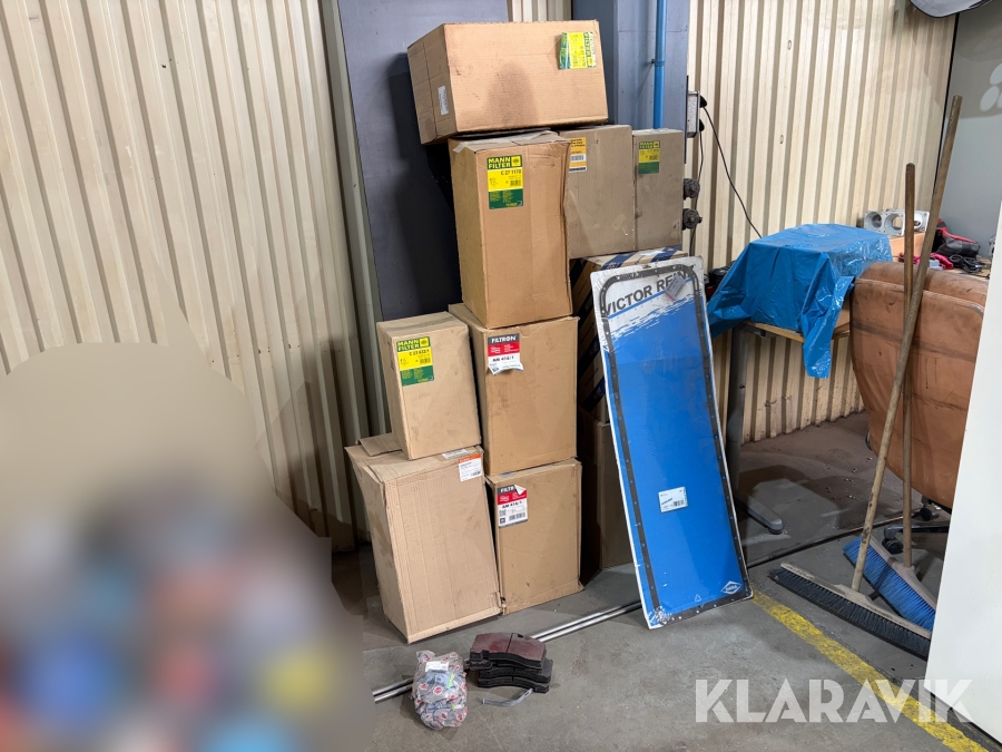 Parti med diverse reservdelar till lastbil