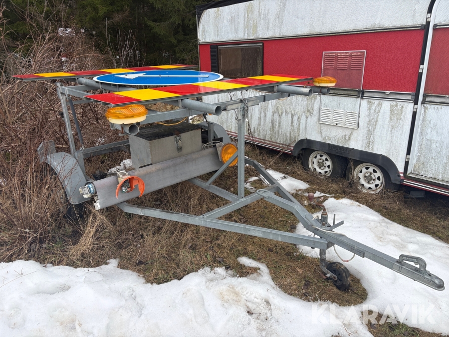 Släp med vägarbetesskylt