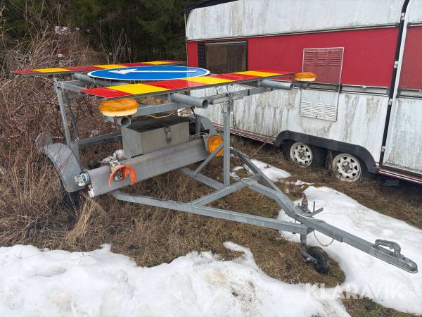 Släp med vägarbetesskylt