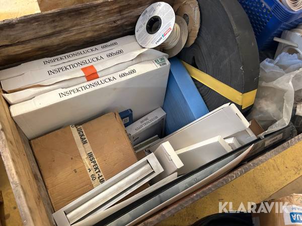Parti med diverse inspektionsluckor & ventiler