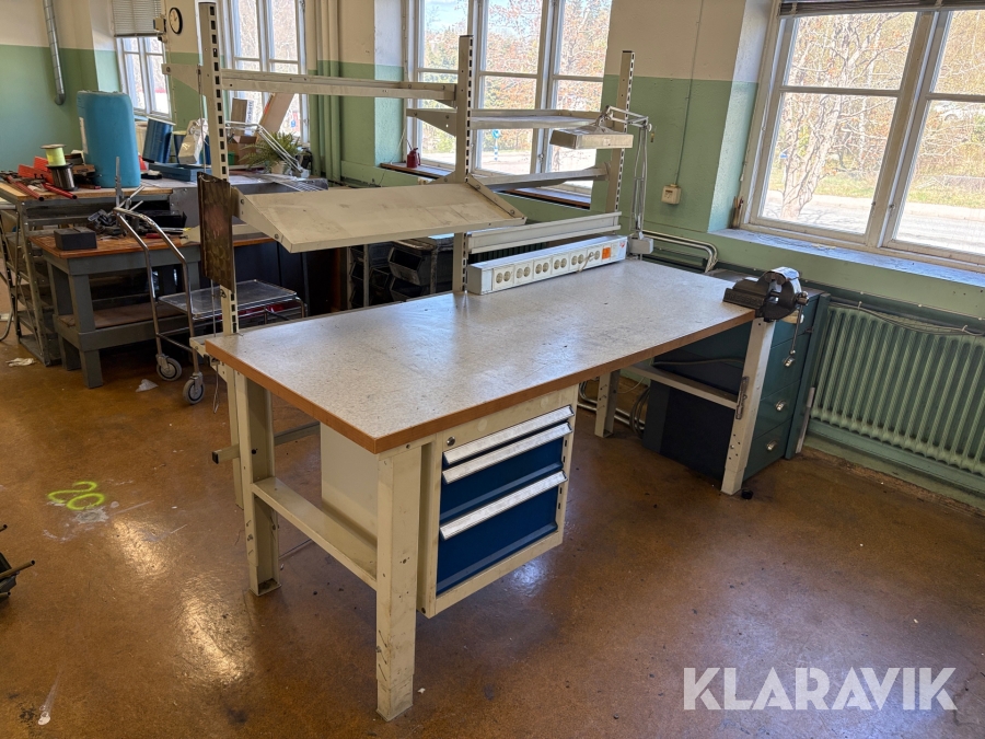 Arbetsbänk med skruvstäd