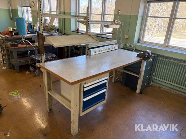 Arbetsbänk med skruvstäd