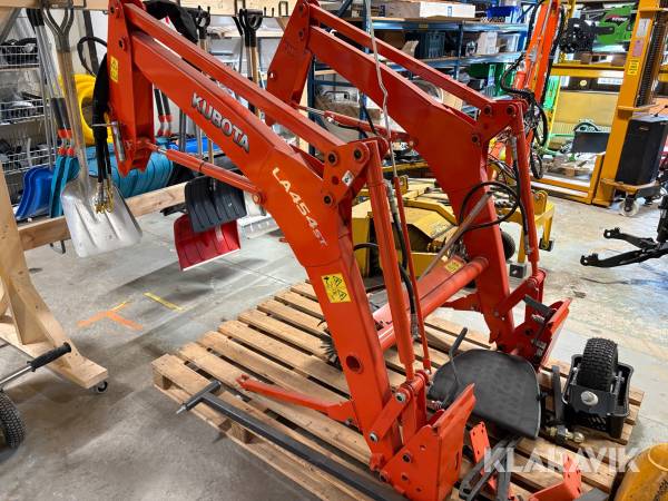 Frontlastare Kubota LA454ST med snabbfäste och materialskopa