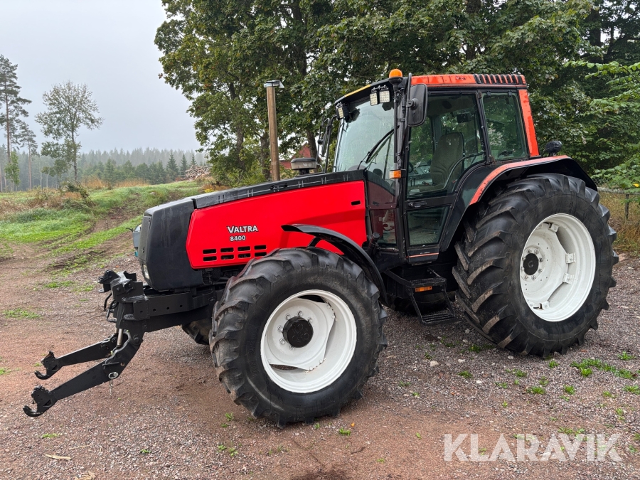 Traktor Valtra Valmet 8400 med frontlyft