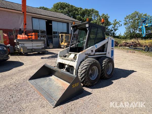 Kompaktlastare Bobcat 743 med skopa, vikplog och redskap