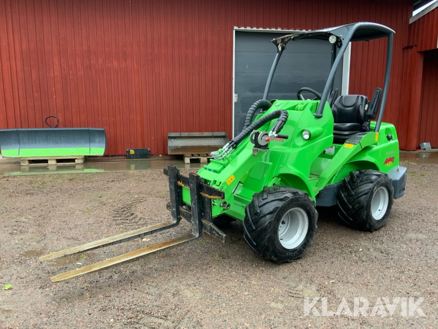 Kompaktlastare Avant 630 med flera redskap / 327h
